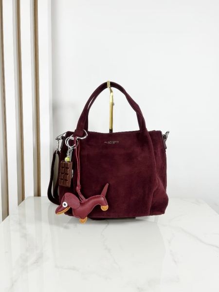 Torebka Kuferek bordowa eko zamsz z brelokiem czerwona