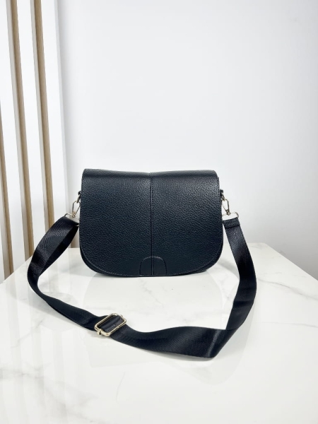 Torebka listonoszka czarna klasyczna z klapką