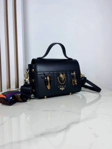 Ego skórzana torebka kuferek z głowami zwierząt czarna