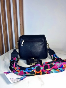 Ego skórzana torebka listonoszka z pszczółką czarna