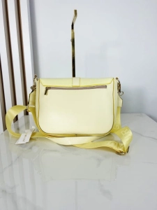 Laura Biaggi torebka listonoszka zółta z zamszową klapką