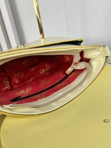 Laura Biaggi torebka listonoszka zółta z zamszową klapką