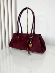 Torebka kuferek brązowa z zawieszką bordowa