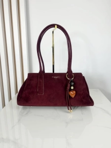 Torebka kuferek brązowa z zawieszką bordowa