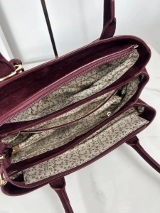 Torebka kuferek brązowa z zawieszką bordowa