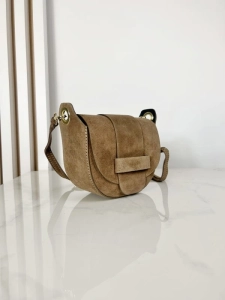 Włoska zamszowa skórzana torebka listonoszka beżowa