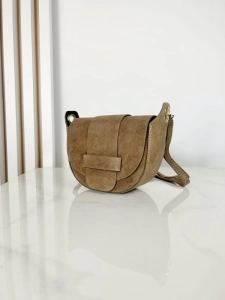 Włoska zamszowa skórzana torebka listonoszka beżowa