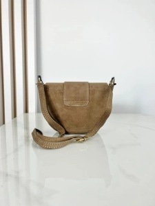 Włoska zamszowa skórzana torebka listonoszka beżowa