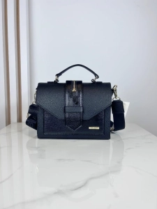 czarny kuferek Laura Biaggi