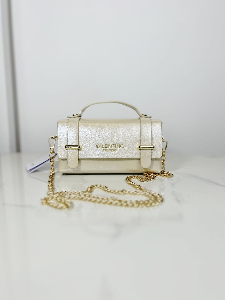 Złota elegancka torebka na specjalne okazje