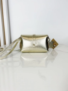 Laura Biaggi skórzany mini kuferek złoty