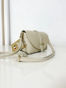 Laura Biaggi skórzany mini beżowy kuferek