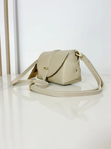 Laura Biaggi skórzany mini beżowy kuferek