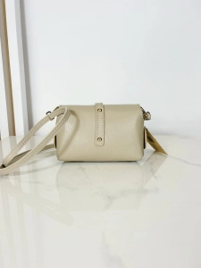 Laura Biaggi skórzany mini beżowy kuferek