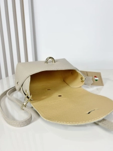 Laura Biaggi skórzany mini beżowy kuferek