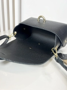 Laura Biaggi skórzany mini czarny kuferek