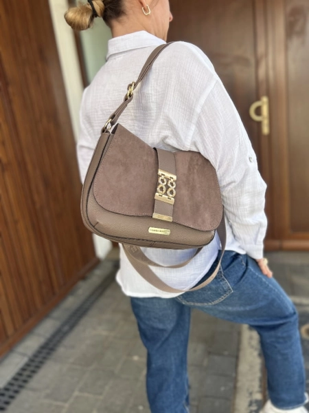 Laura Biaggi torebka listonoszka z klapką nieskończoność taupe