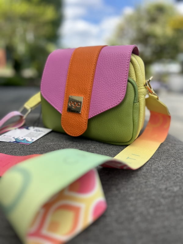 Ego skórzana torebka kuferek z klapką multikolor