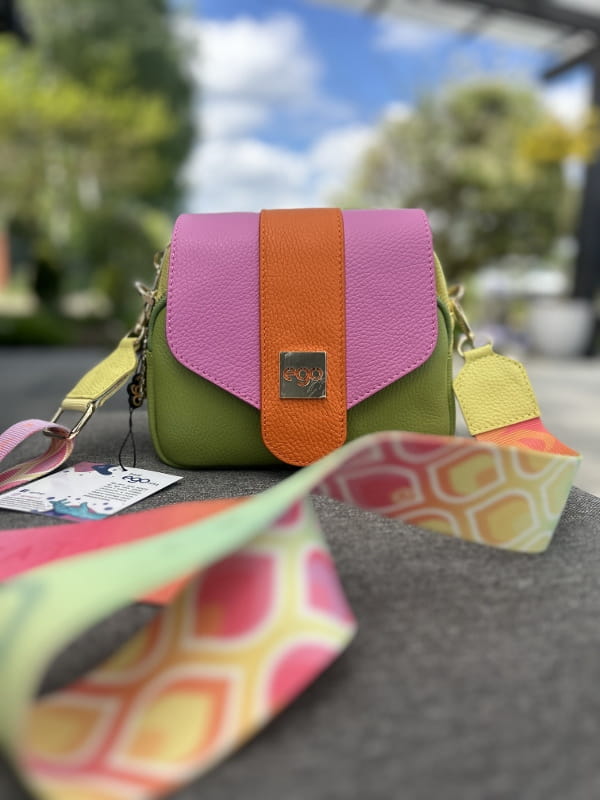Ego skórzana torebka kuferek z klapką multikolor