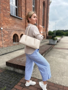 Laura Biaggi torebka na ramię jasno beżowa baguette bag