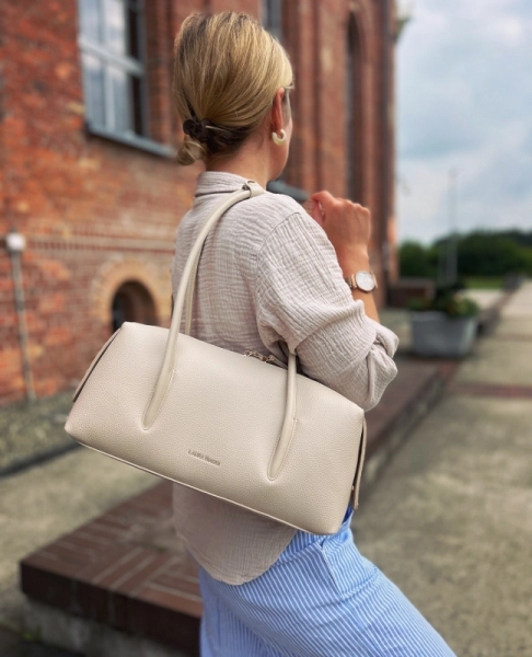 Laura Biaggi torebka na ramię jasno beżowa baguette bag 