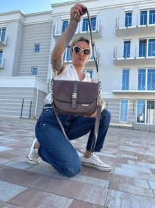 Laura Biaggi torebka listonoszka fango z klapką eko zamsz
